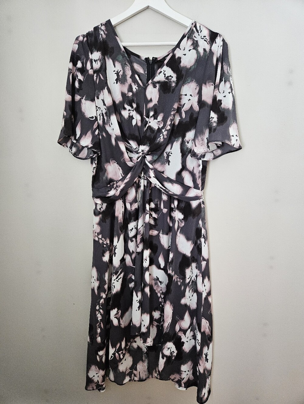 Simply Vera Vera Wang Charcoal, Blush & White Floral Twist-Front Midi Dress - Picture 10 of 10